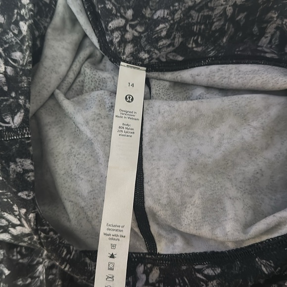 Lululemon Black and White Patterned Women’s Capri Leggings Size 14 - Picture 4 of 6